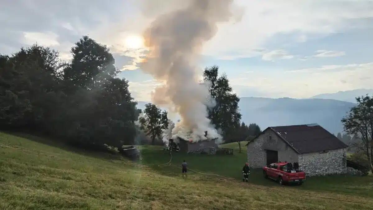 Fulmine innesca il fuoco: casera ridotta in cenere ad Arsiè - 