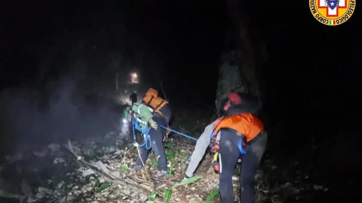 Smarriscono il sentiero, poi cala il buio: due escursioniste recuperate sul Monte Serva -