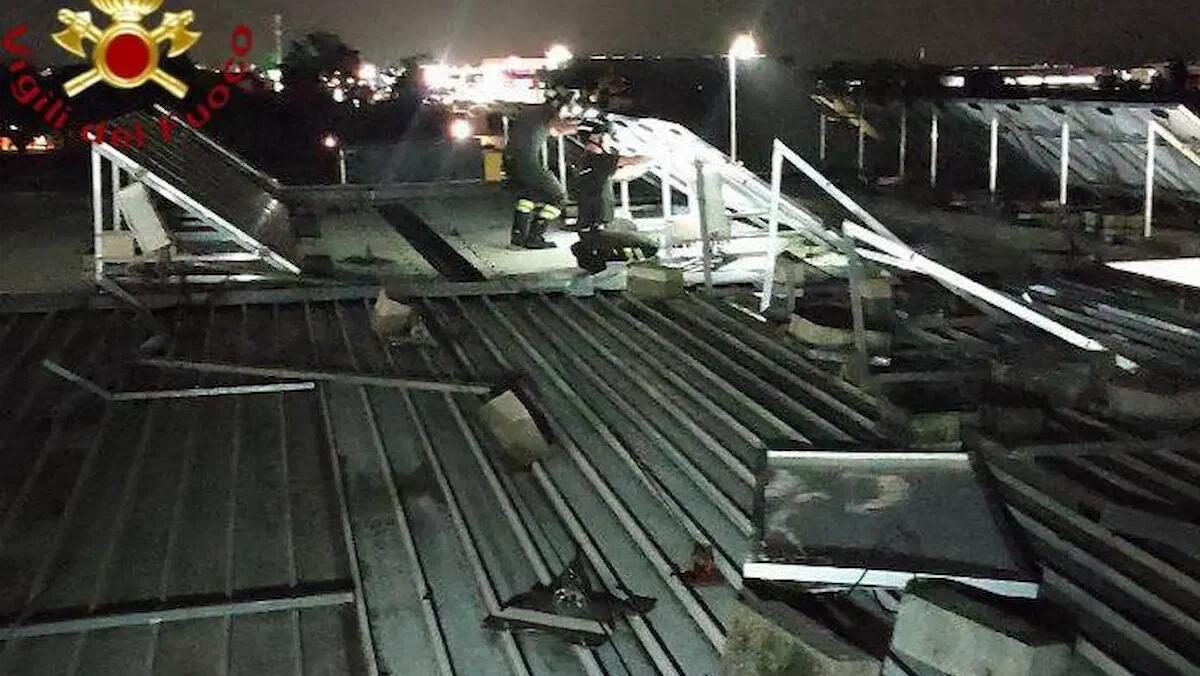 Castelfranco Veneto, il forte vento stacca i pannelli fotovoltaici dal distributore Eni -