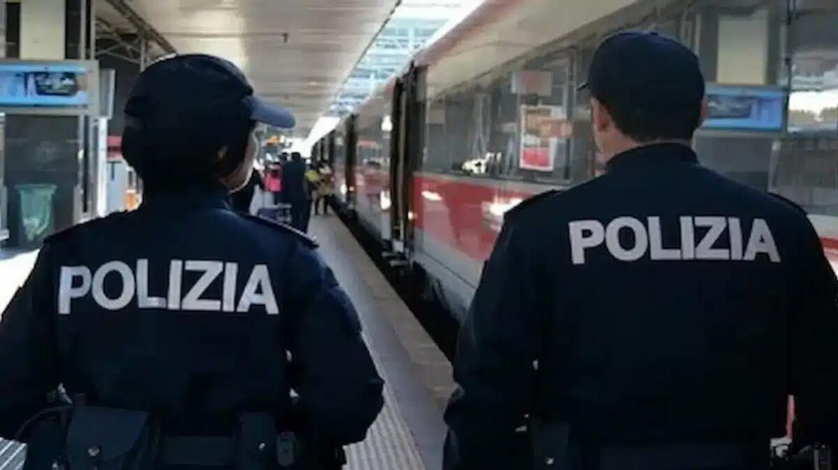 Era ricercato per rapina, trovato a dormire in treno senza biglietto: in carcere 30enne senegalese - 