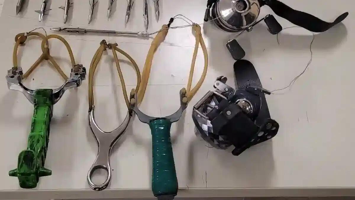 Fermato per un controllo un cittadino moldavo in moto: aveva con sé fionde e frecce -