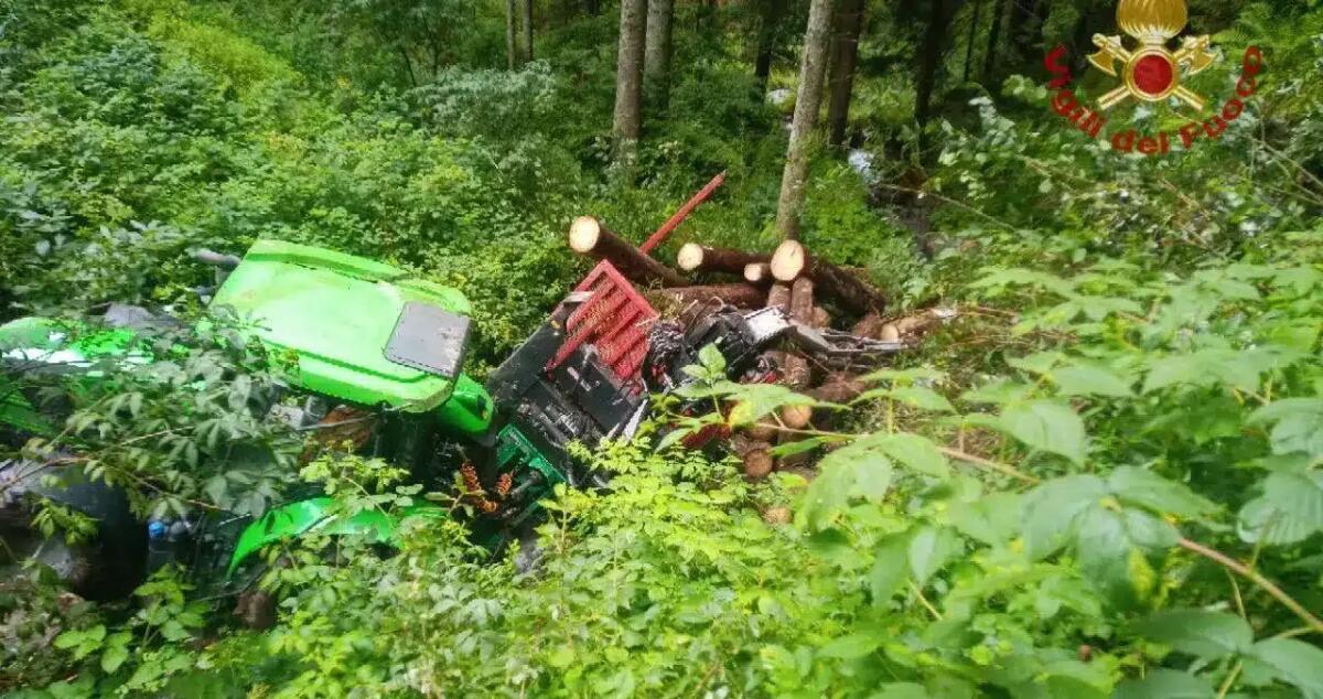 Trattore carico di legna esce di strada e finisce in un ruscello: miracolato il conducente - 