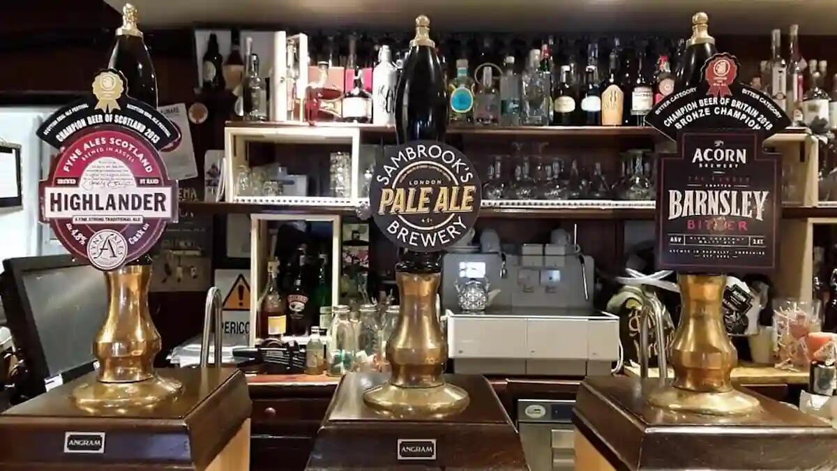 Si abbuffano in birreria, poi se ne vanno senza pagare il conto: colpo da 60 euro all'Amadeus di Vidor -