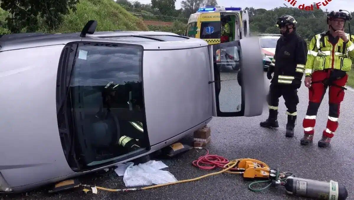 Auto si ribalta a Cormons: conducente ferito estratto dalle lamiere - 