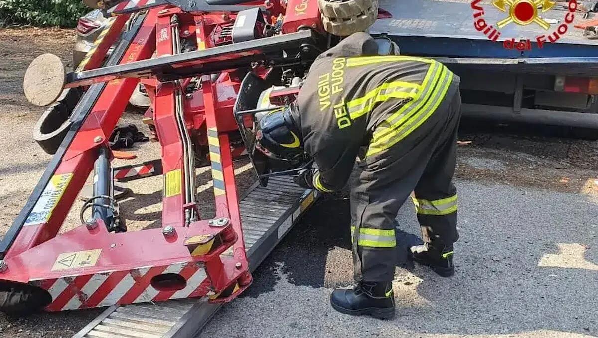 Tragedia nel giardino di casa, 67enne muore schiacciato da una piattaforma mobile - 