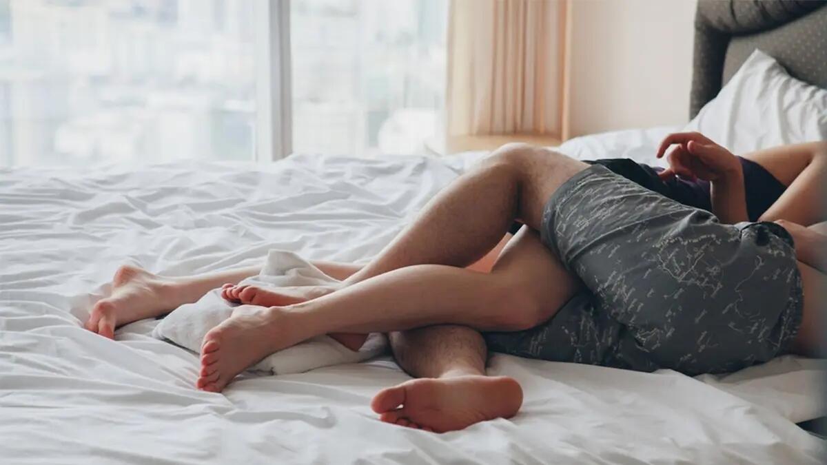 Rincasa prima, sorprende la moglie a letto con l’amico: urla, minacce e spunta anche un coltello - 