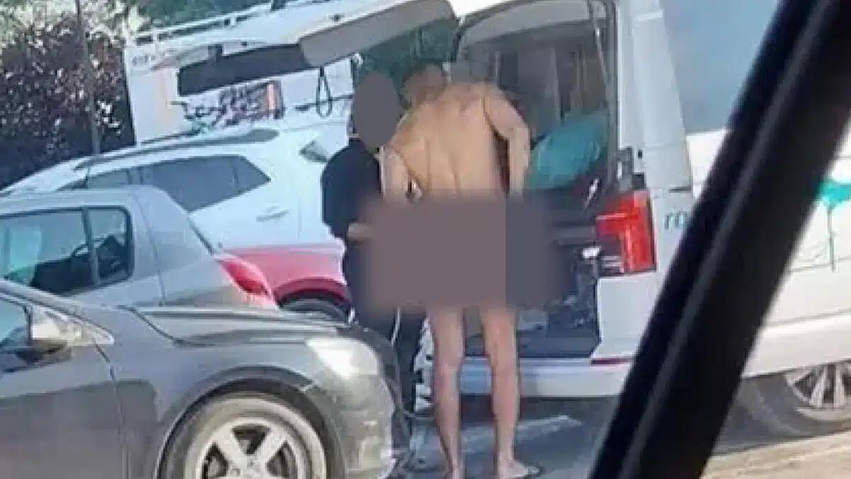 Turismo cafone a Cortina: uomo scende completamente nudo dal furgone in pieno centro -