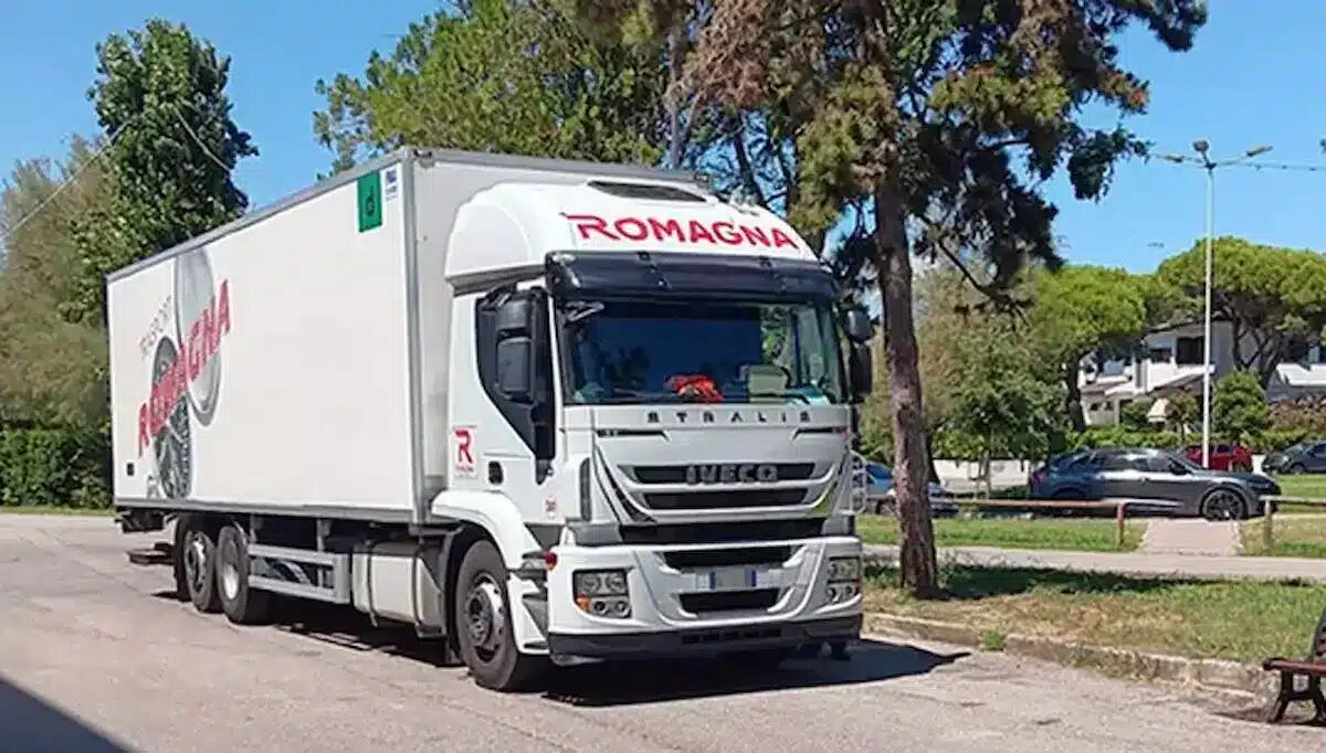 Auto, furgoni e tir in zona pedonale a Duna Verde: bambino in bici rischia di essere investito - 