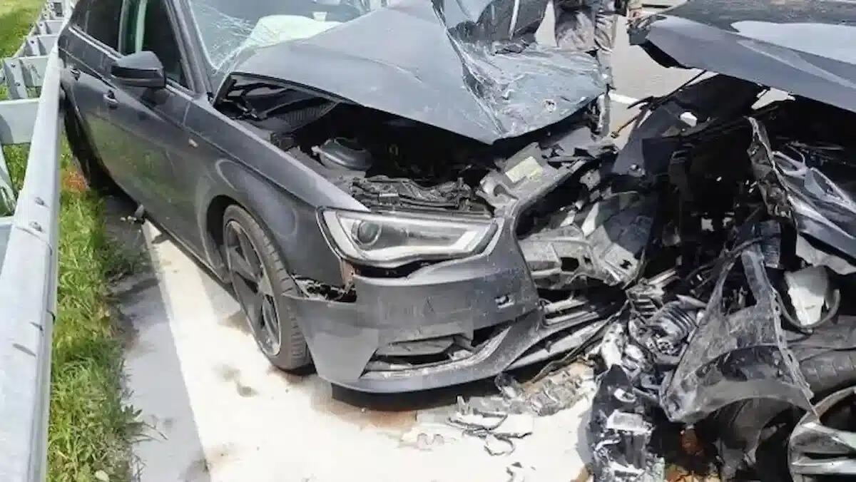 Violento scontro frontale, coinvolte tre auto: il bilancio è di sette persone ferite - 