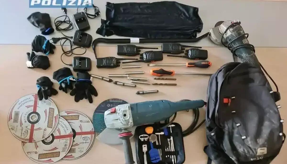 Calci e sprangate a coppia di anziani durante la rapina: sgominata banda legata ad altri 30 episodi -