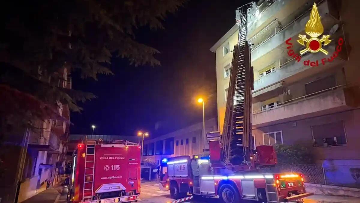 Fiamme e denso fumo, incendio al quinto piano di un edificio: vanno a fuoco suppellettili su un balcone - VIDEO - 