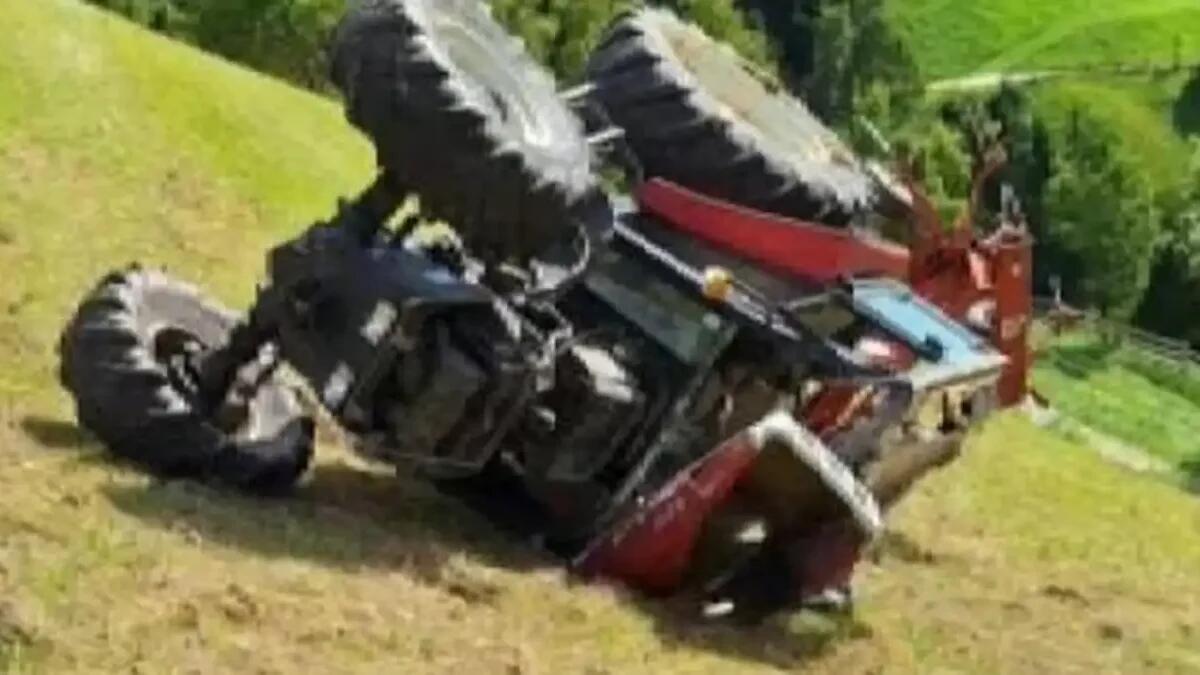 Terreno in pendenza, il trattore si ribalta : 68enne rimane ferito mentre falciava il fieno -