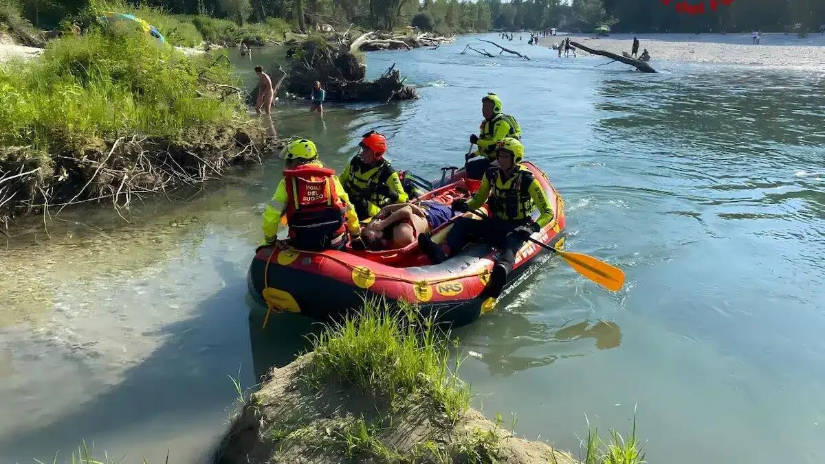 Scivola lungo le sponde del fiume e si frattura una gamba: recuperato con gommone dai Vigili del Fuoco -
