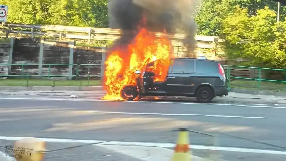 Auto in fiamme dopo il casello: code chilometriche alla barriera del Lisert -