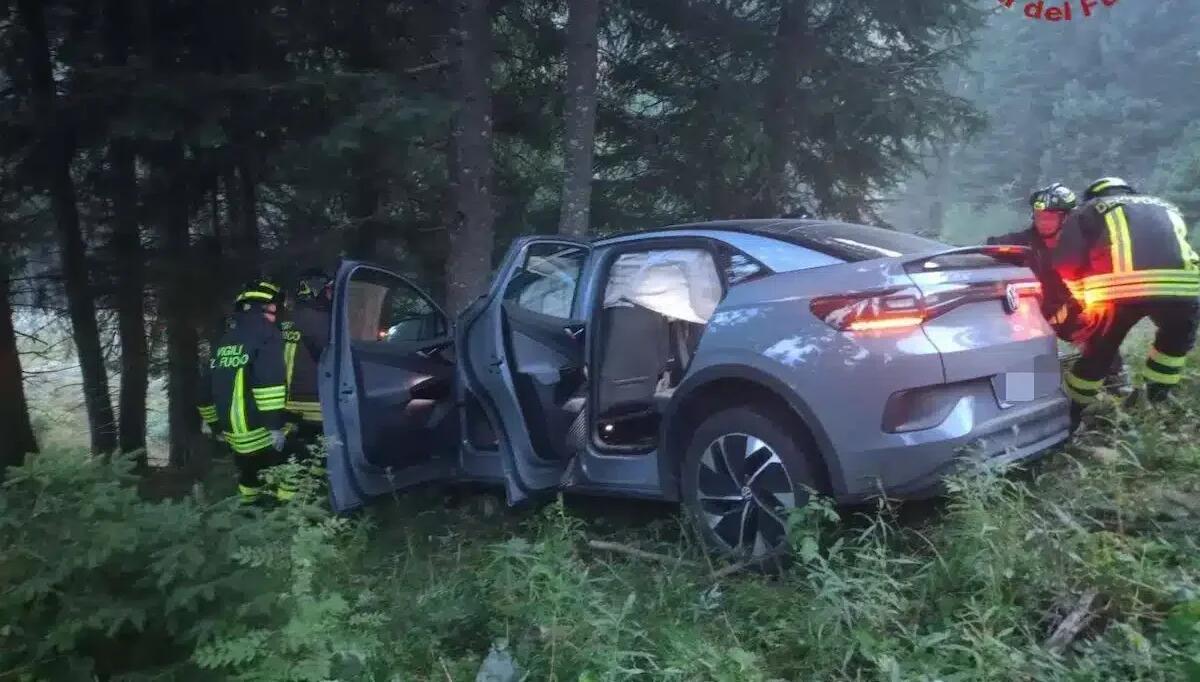 Auto esce di strada e vola per 20 metri prima di schiantarsi su un albero: tre feriti, uno grave - 