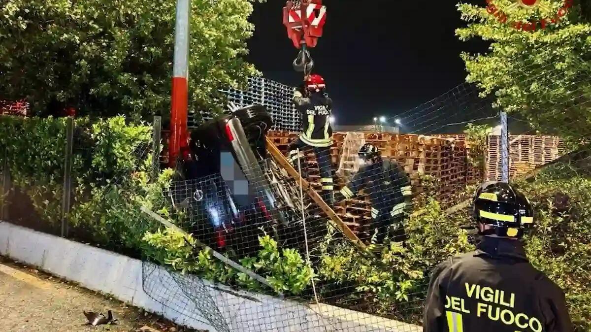 Esce di strada e si ribalta in un giardino privato: le immagini dello spaventoso schianto - 