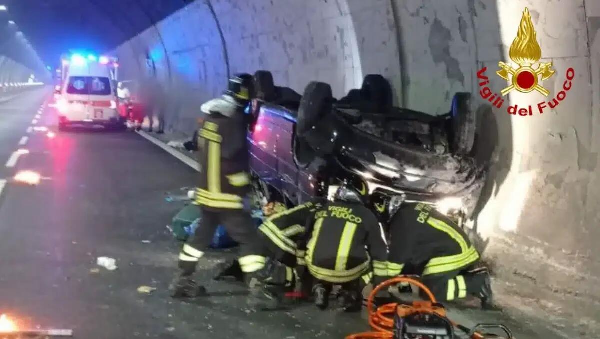 Auto con 8 persone si ribalta in galleria sull’A23 Palmanova-Tarvisio: coinvolti 5 bambini | FOTO -