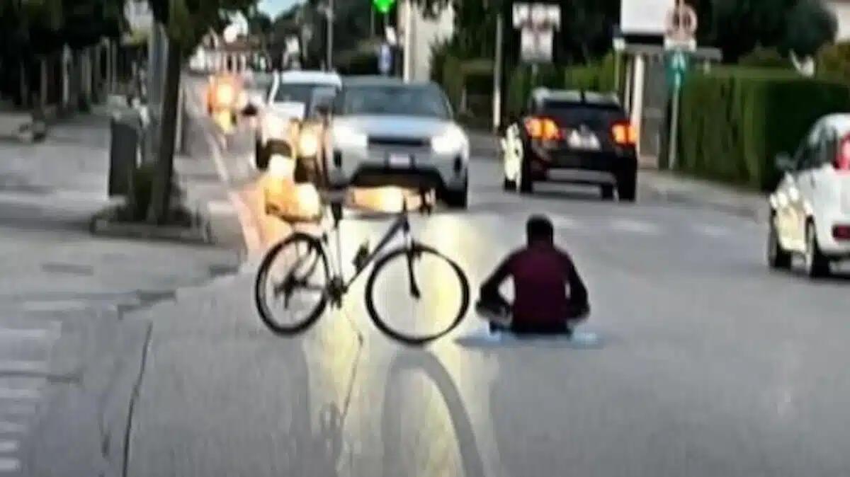 Si siede per terra in mezzo all'incrocio: 35enne indiano urla e prega in segno di protesta - 