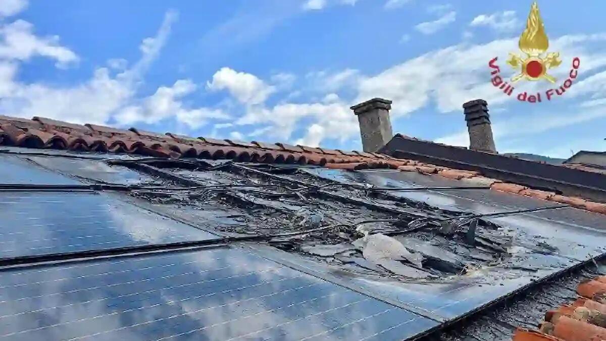 Colonna di fumo dal tetto di un'abitazione, vanno a fuoco i pannelli fotovoltaici -