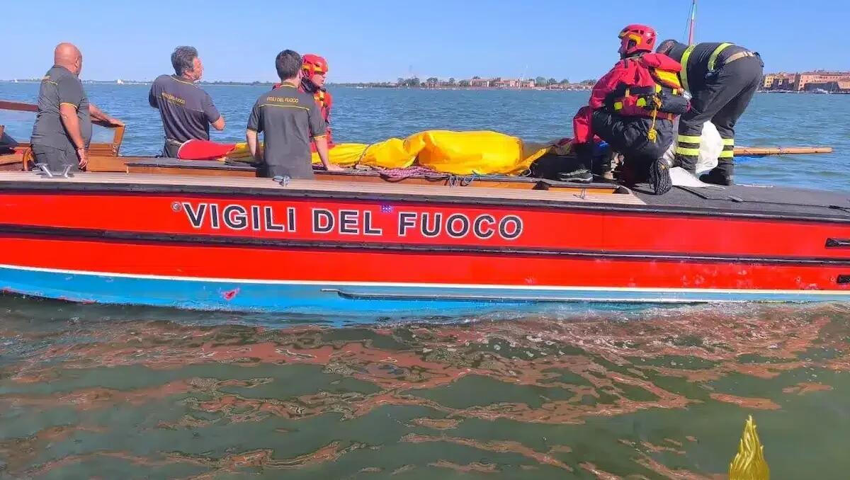 Pomeriggio in barca a vela finisce male: imbarcazione si ribalta e un uomo finisce in acqua | FOTO - 