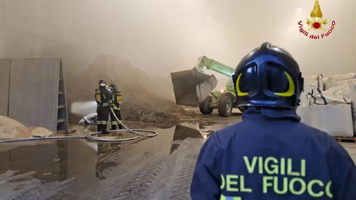 Fumo proveniente da un magazzino all'alba: scoppia un incendio in una ditta di mangimi - 