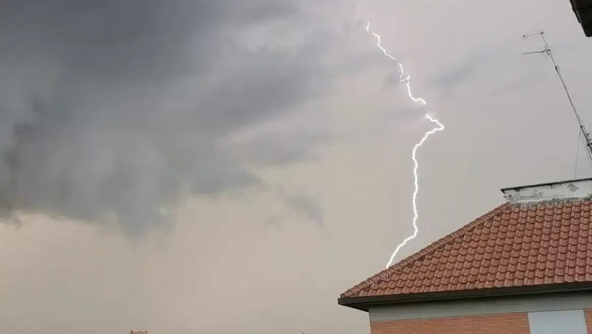 Fulmine si abbatte sulla ringhiera del balcone e lo colpisce di rimbalzo: grave 27enne - 