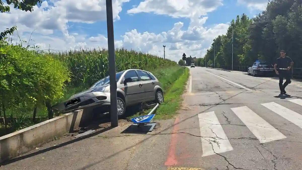 Perde il controllo dell'auto, finisce contro il muretto di un'abitazione: codice giallo per una 84enne - 