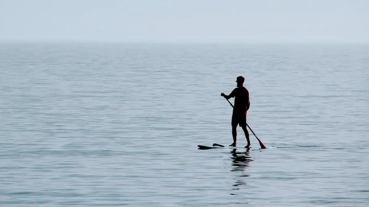 Pomeriggio di paura al lago, giovane travolto dal vento: non lo vedono riemergere dall’acqua - 