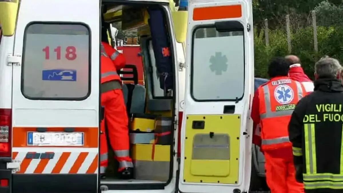 Tragedia in azienda: precipita dal tetto mentre lavora e muore sul colpo - 