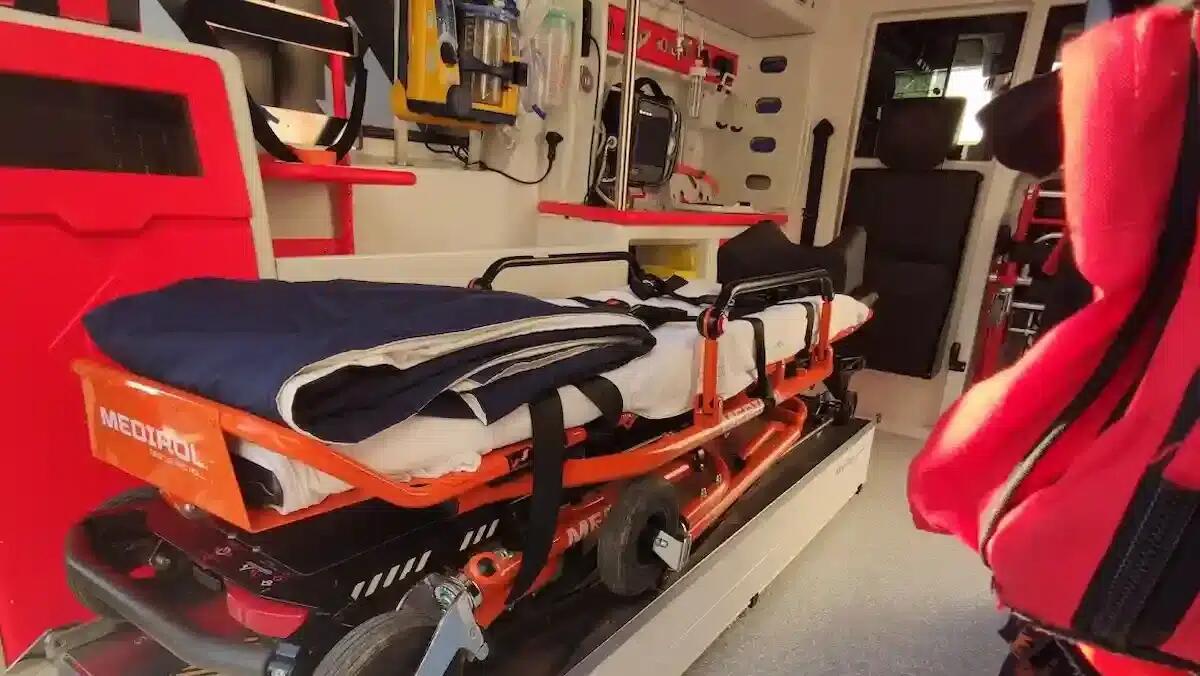 Investimento all'alba, un'auto urta un ciclista che cadendo a terra perde i sensi: è in condizioni critiche -