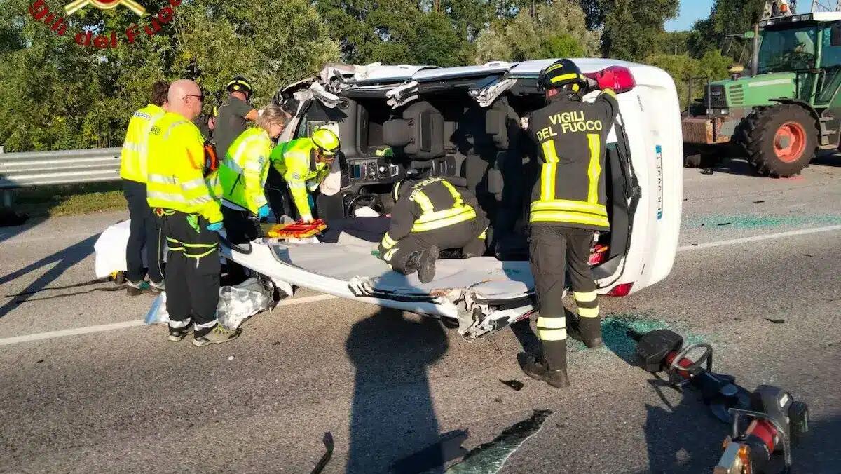Piomba con l'auto contro un trattore a bordo strada e si ribalta: ferito un 41enne - 