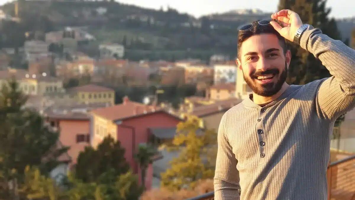 Agente di Polizia esce di strada e muore in sella alla sua moto: Ernesto aveva solo 29 anni -