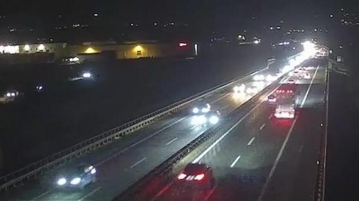 Terrore sull'A22, donna si lancia da un'auto in corsa: è in gravi condizioni, al volante c'era il marito - 