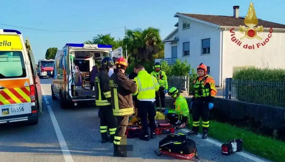 Pauroso scontro auto-moto: centauro sbalzato dal sellino finisce in un fossato, è grave -