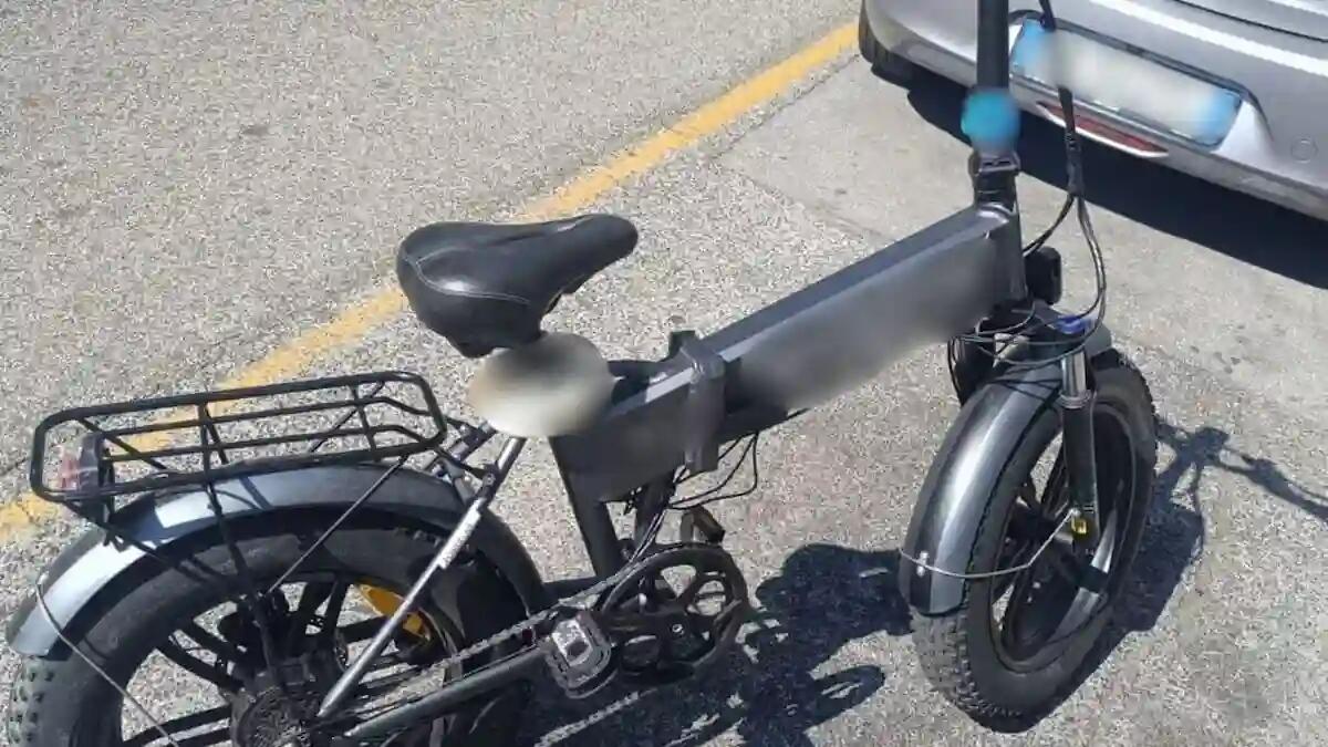 Bici elettrica sfreccia a 50 km/h, fermato un 50enne: patente falsa, senza casco e assicurazione - 