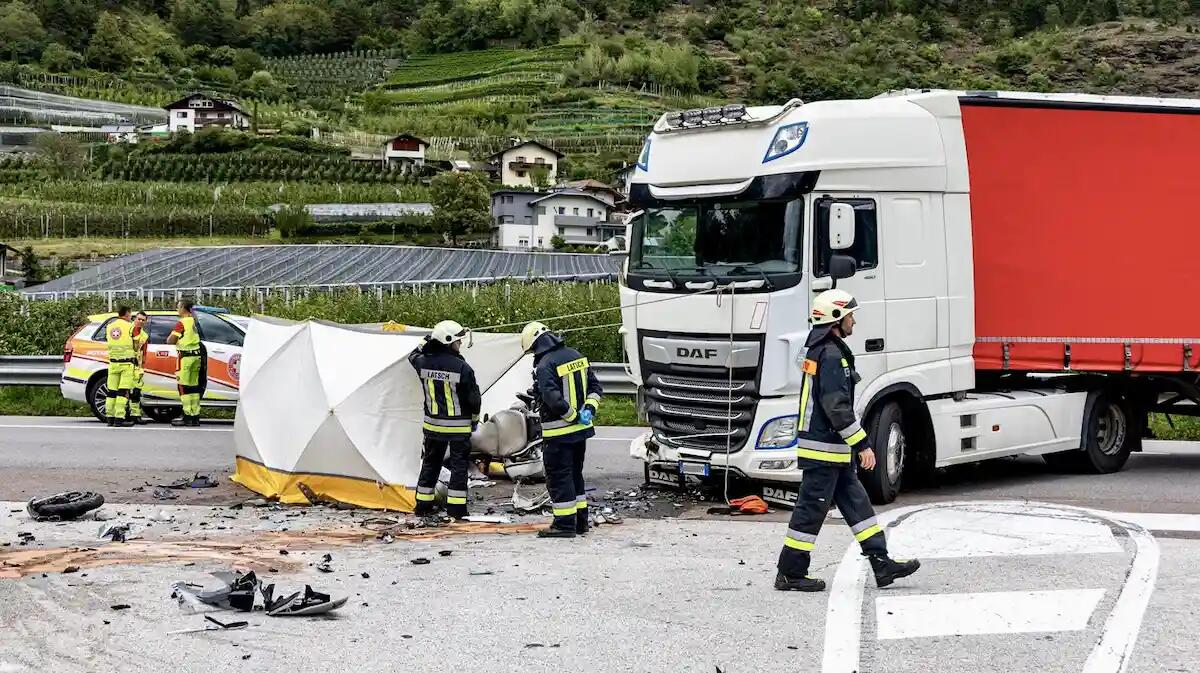Spaventoso frontale contro un camion: moto fatta a pezzi, muore a 57 anni -