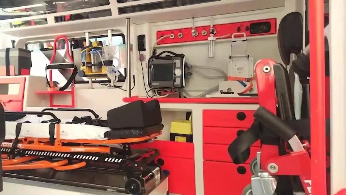 Pedone travolto nella notte da un'auto, sbalzato sull'asfalto: trasportato in ospedale in codice rosso - 