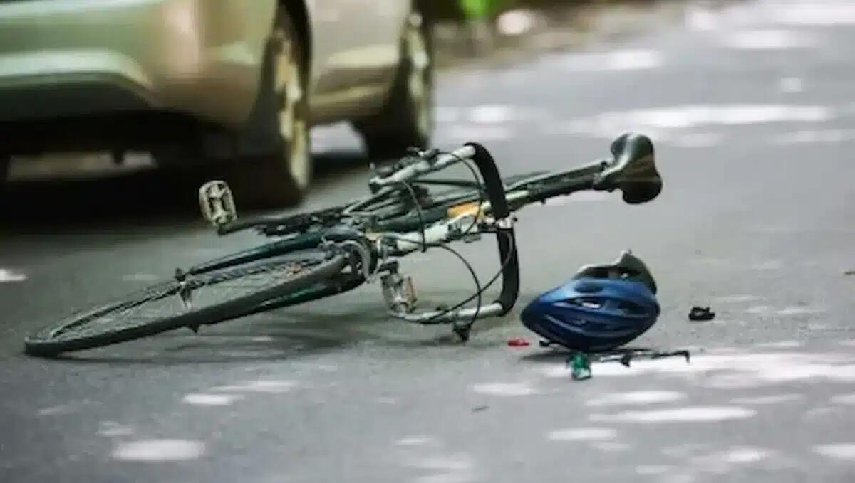 Auto invade la corsia opposta e centra una bici: ciclista 76enne muore sul colpo - 