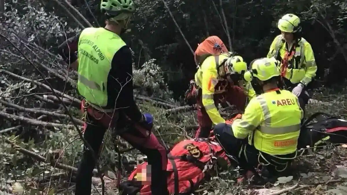 Scivola sul sentiero e precipita per 150 metri davanti al figlio: 62enne perde la vita - 
