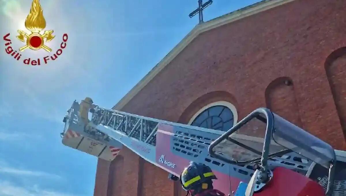 Finestra pericolante nella parrocchia, evidente rischio di caduta: rimossa in sicurezza dai pompieri -