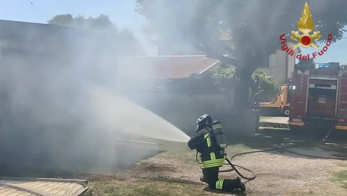 Fiamme in un deposito privato, dentro era parcheggiata un'auto: bruciano struttura e veicolo - 