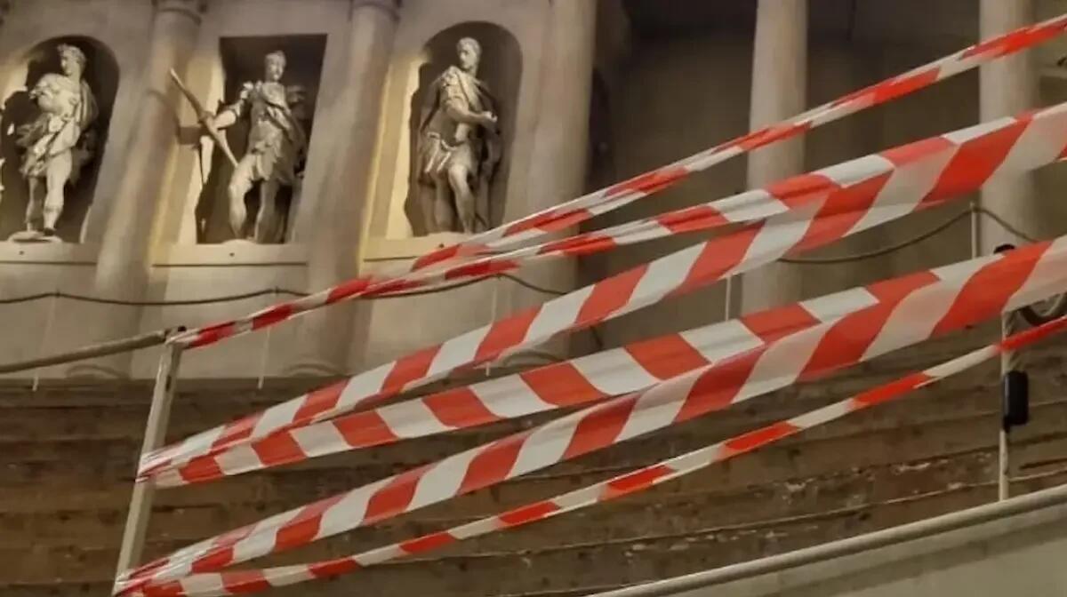 Si sporgono per un selfie, ma la balaustra del teatro cede: papà e figlio precipitano nel vuoto -
