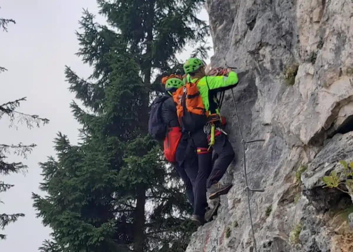 Imbocca la Ferrata Guzzella sulla via del rientro, ma è senza attrezzatura: 27enne bloccato in quota - 