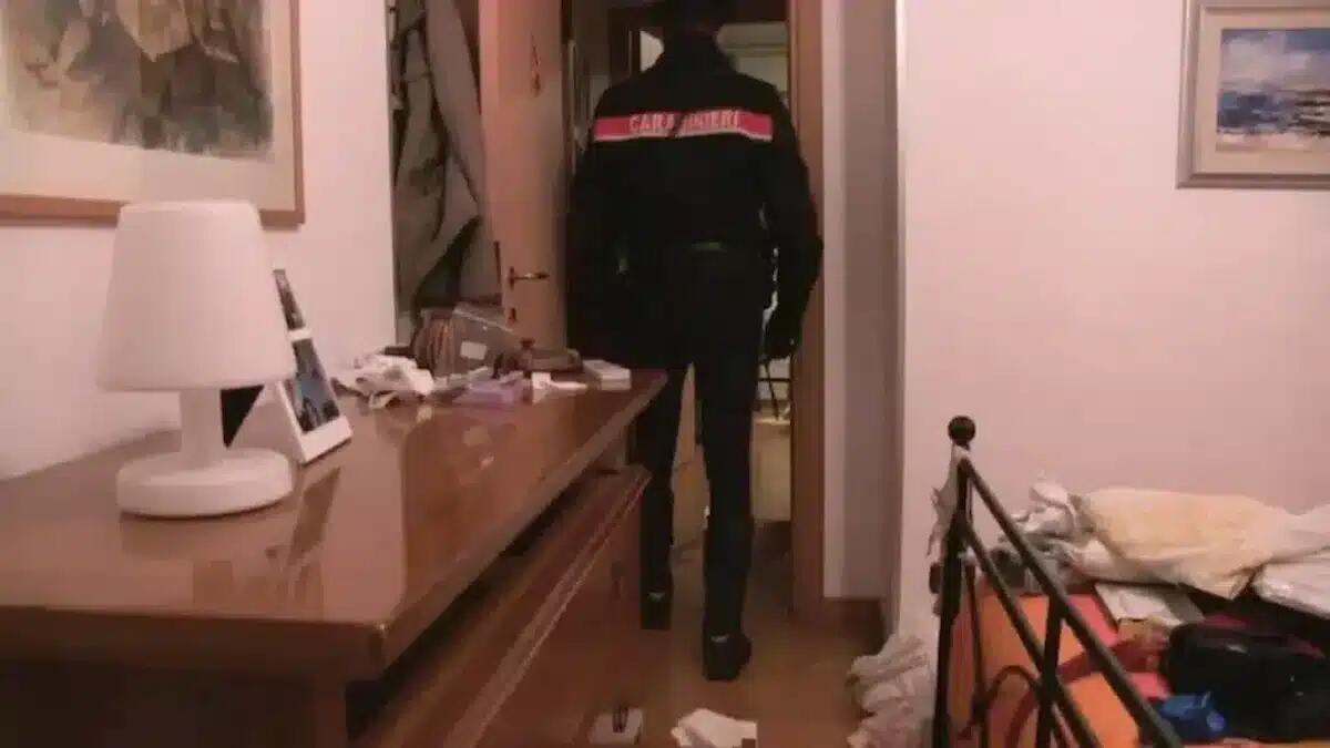 Banda di ladri in azione a Bibione: due furti in casa in pochi minuti, poi la fuga in auto -