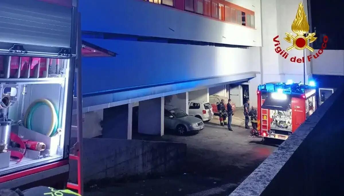 Maxi incendio in condominio a Udine: sei intossicati di cui tre minori, evacuati 44 appartamenti - 