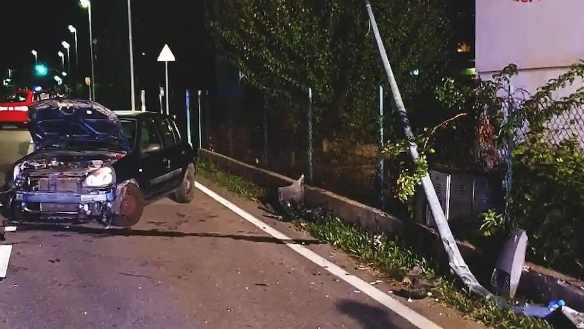 Perde il controllo dell'auto che si schianta contro un palo dell'illuminazione: illeso il conducente - 