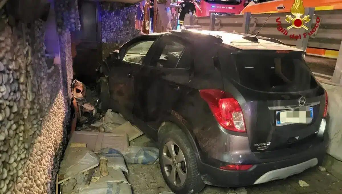 Auto sbanda nella notte e finisce incastrata nel vialetto d'ingresso di una casa: conducente ferito - 