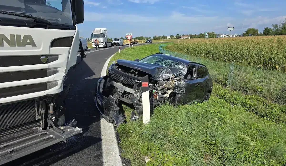 Incidente sulla A28 a Villotta, scontro tra mezzo pesante ed auto: un ferito - 