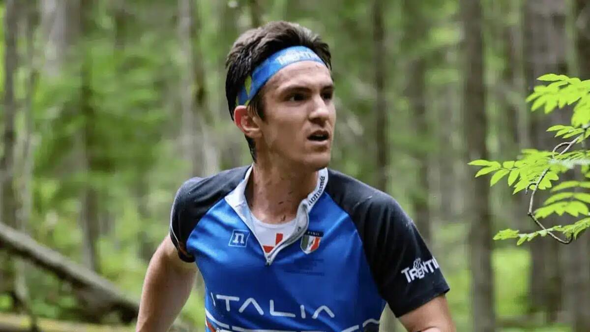 Mattia Debertolis è morto in ospedale. L'atleta di 29 anni era stato colpito da un malore in gara - 