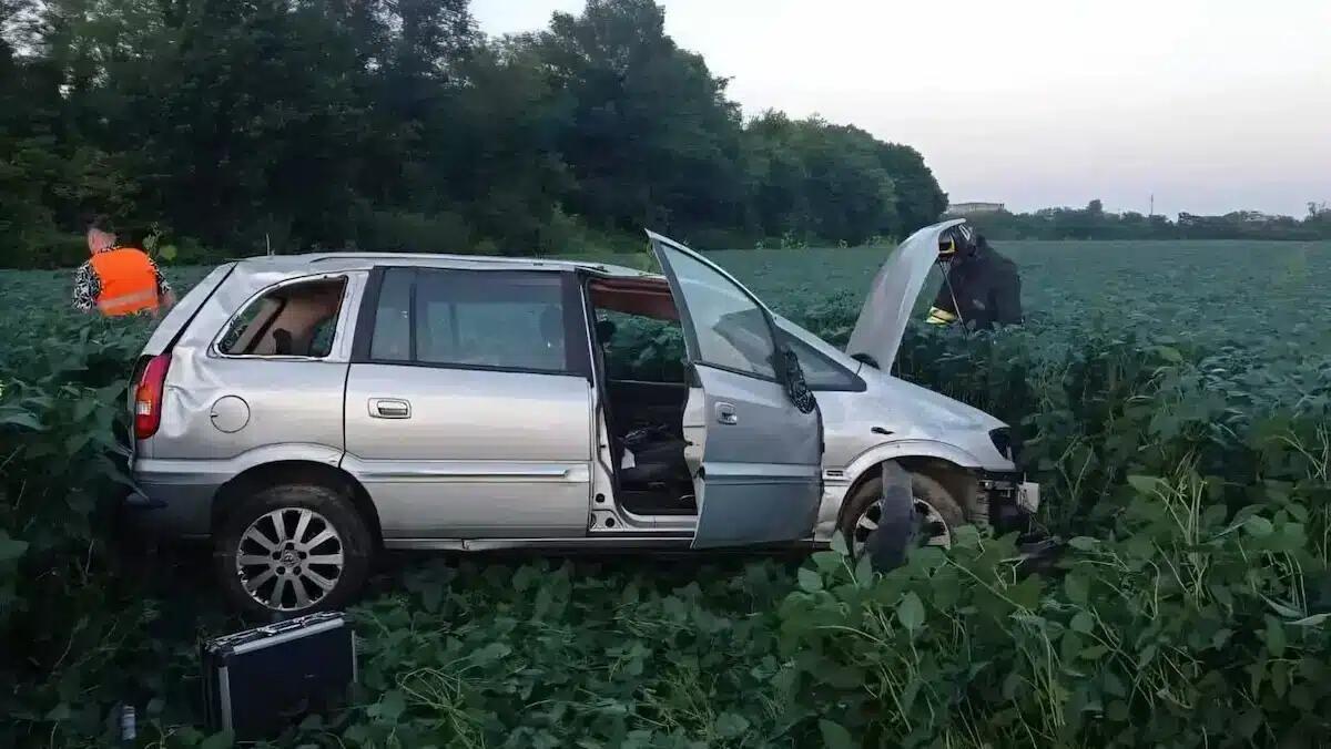 Incidente sull’A23 a Udine Sud, auto sfonda la recinzione e finisce nei campi - 